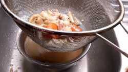 процеживаем бульон через сито