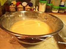 накрываем миску плёнкой