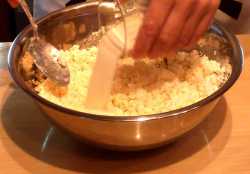 добавляем манную крупу