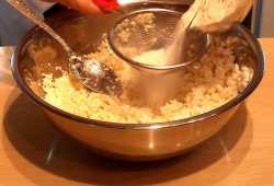 добавляем просеянную муку