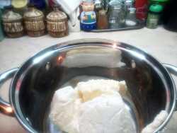 кладём масло в кастрюлю