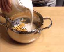 К яичной смеси добавляем стакан молока, хорошо перемешиваем, и выливаем остальное молоко. Смесь слегка взбиваем и добавляем порциями просеянную муку.