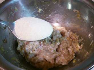 добавляем манку в фарш