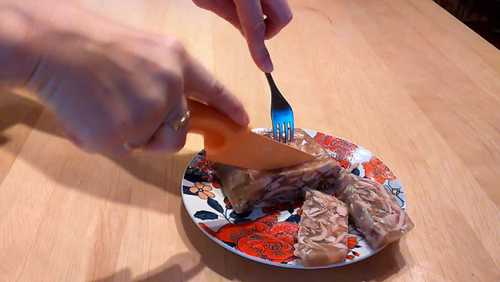 нарезаем холодец на пластинки