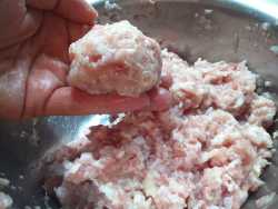 скатываем шары диаметром в 5 см