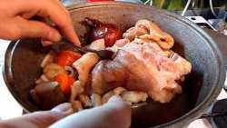 достаем из касрюли свиные ноги