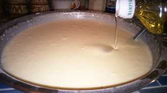 заливаем подсолнечное масло в тесто  для блинов со сметаной