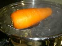 варим морковку для салата