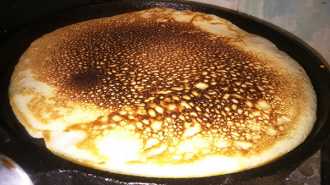 выпекаем блин с другой стороны