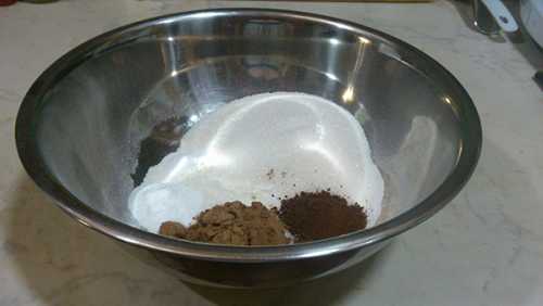 смешиваем сухие ингредиенты для кексов с какао