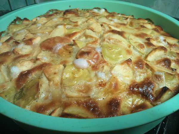 пирог с яблоками готов