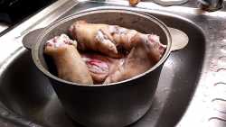 закладываем свиные ноги в кастрюлю