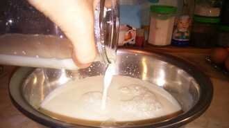 наливаем воду в миску для блинов со сметаной