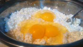 добавляем яйца в творог