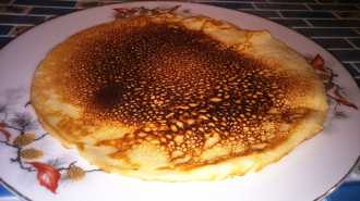 выкладываем готовый блин на тарелку