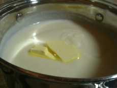 сливочное масло в готовой манной каше