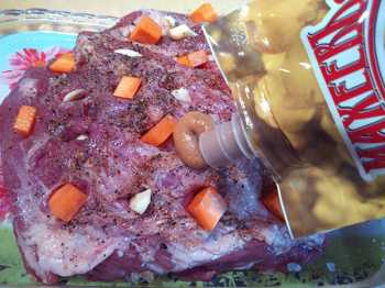 обмазываем мясо горчицей