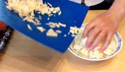 перекладываем подготовленный лук в миску