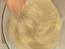 перемешиваем тесто