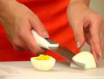 нарезаем яйца средними кубиками