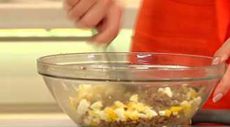 добавляем к фаршу яйца