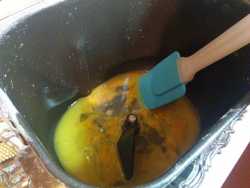 размешиваем яйцо для сахарного пирога