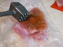 отбиваем стейк со специями