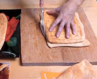 Остывшие коржи обрезаем по шаблону.