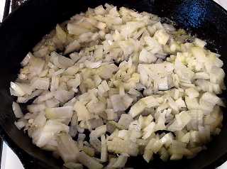 обжариваем до прозрачного состояния