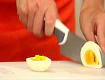 нарезаем яйца средними кубиками