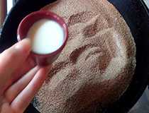 добавляем молоко к сахару