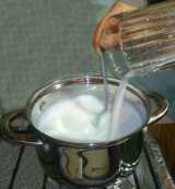 засыпаем манную крупу струйкой