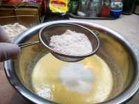 в массу добавляем просеянную муку