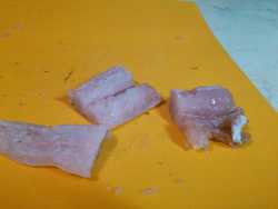 нарезаем рыбу порционными кусками