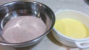 смешиваем сухие ингредиенты с жидкостью для кексов с какао