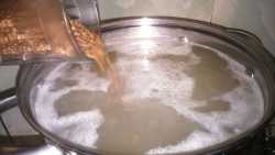 засыпаем гречку в кастрюлю для гречневого супа