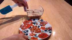 выкладываем холодец на тарелку