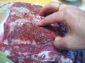 втираем специи в мясо