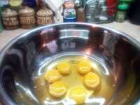 разбиваем яйца в миску