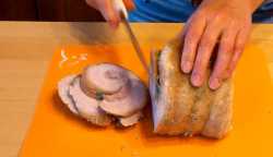 нарезаем готовый рулет пластиками