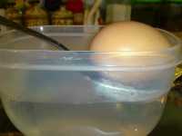 закладываем яйцо в холодную воду