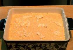 поверх запеканки выкладываем кусочки масла