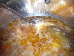 снимаем пену с  каши гречневой с куриной грудкой