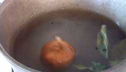 отправляем лук в кастрюлю